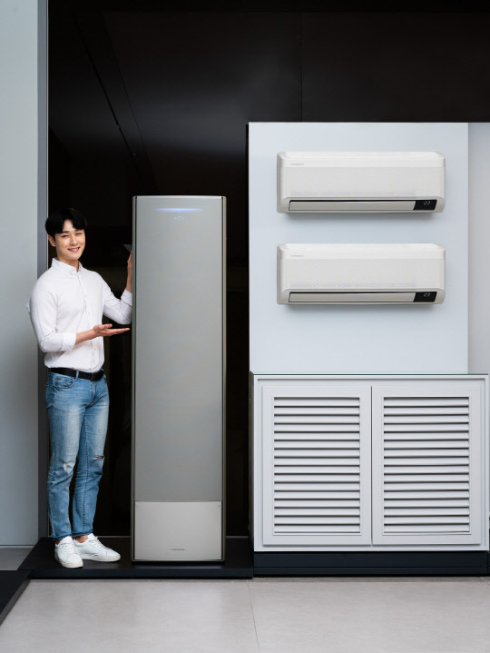 삼성전자 모델이 삼성디지털프라자 삼성대치점에서 무풍에어컨 '3멀티' 패키지를 소개하고 있다.   삼성전자 제공